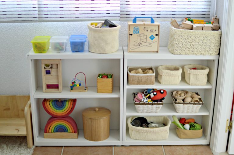 estanteria montessori con juguetes