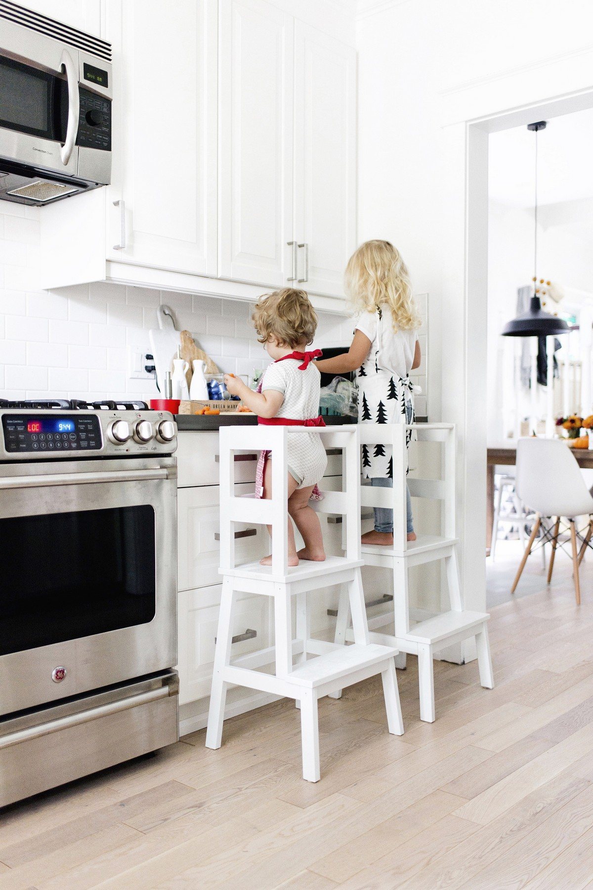 Una torre de aprendizaje (también conocida como compañero de cocina) es un taburete diseñado para que los niños pequeños lo usen en la cocina.  A diferencia de un taburete regular, una torre de aprendizaje tiene características de seguridad que la hacen más segura para los niños pequeños que pueden perder el equilibrio.